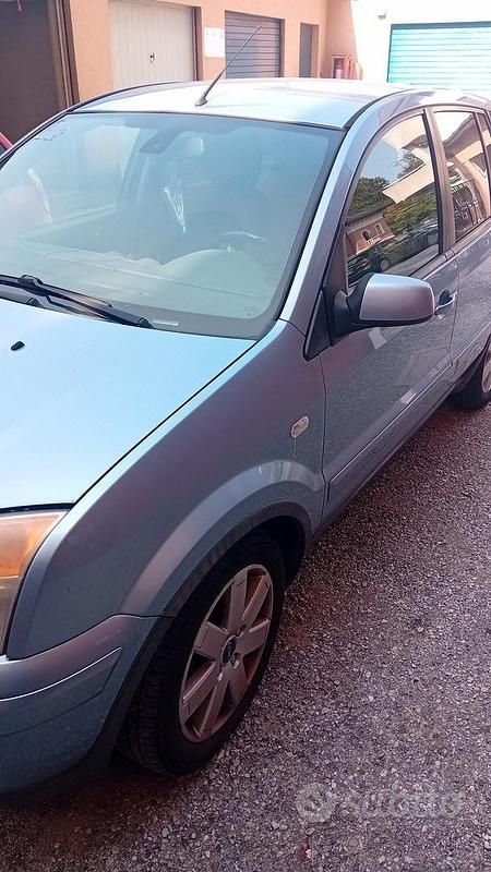 Blu Usata 2008 Ford Fusion Tre volumi | 2100 € (Buon prezzo) - Immagine 1/4