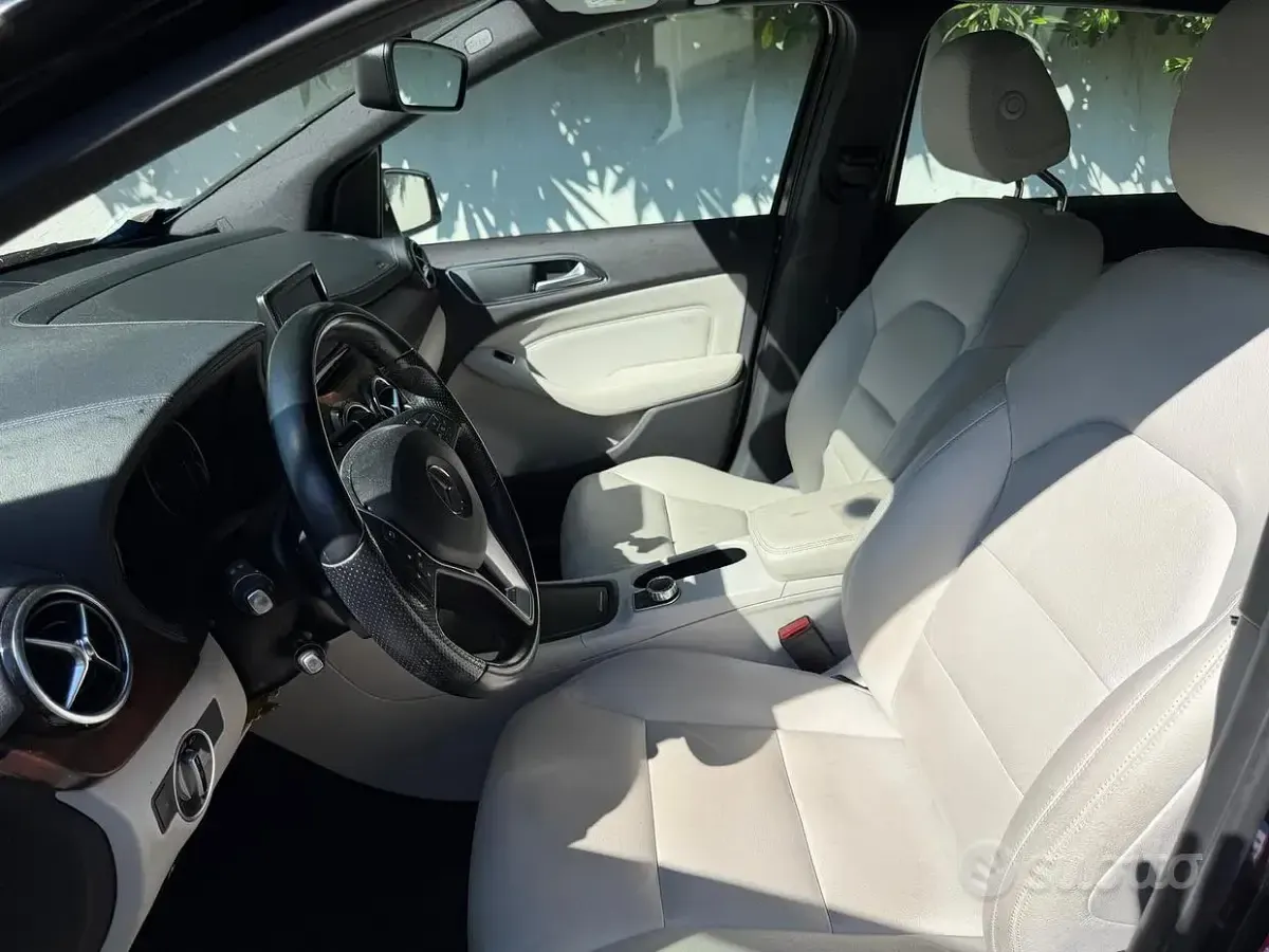 Käytetty Mercedes B200 2014 Musta Tila-auto