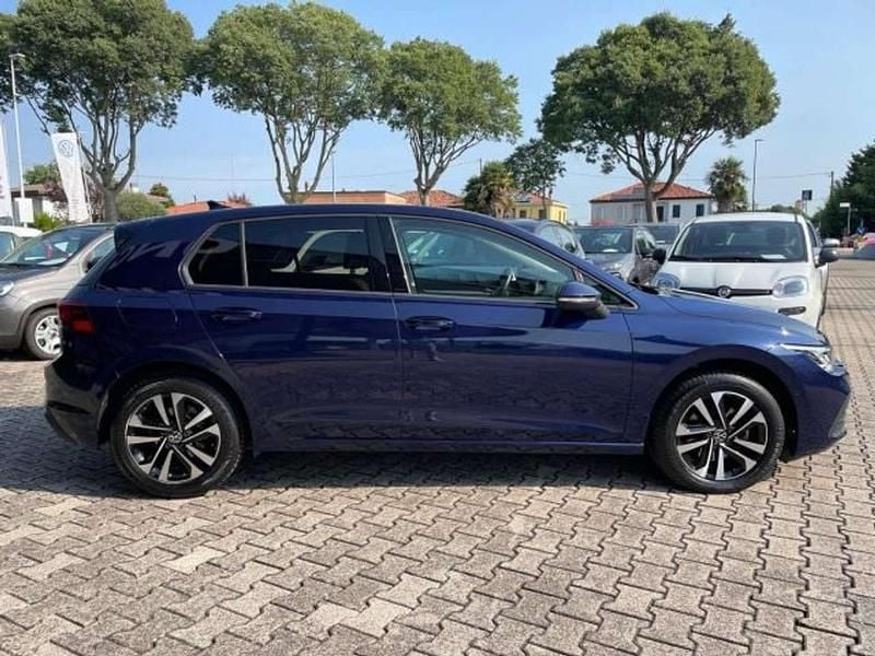 Usata VW Golf VIII Life 116 CV (85 kW) 2020 Blu/azzurro Utilitaria
