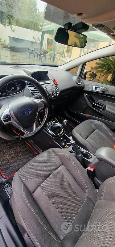 Usata Ford Fiesta Titanium 97 CV (71 kW) 2015 Grigio Berlina