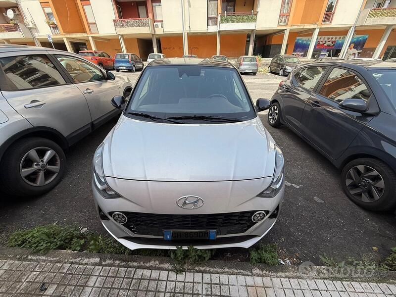 Grigio Usata 2021 Hyundai i10 Due volumi | 12.500 € (Buon prezzo) - Immagine 1/4