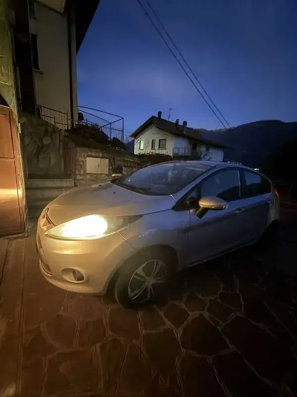 Usata Ford Fiesta Individual 95 CV (69 kW) 2010 Berlina