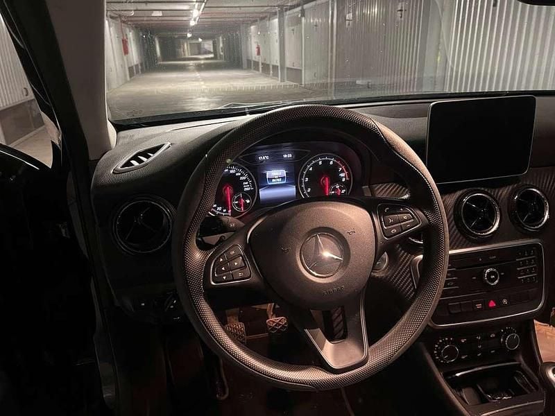 Usata Mercedes GLA180 122 CV (89 kW) 2019 Nero SUV