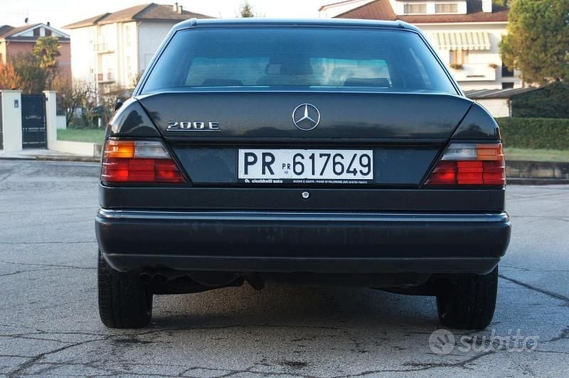 Begagnad Mercedes E200 1992 Sedan