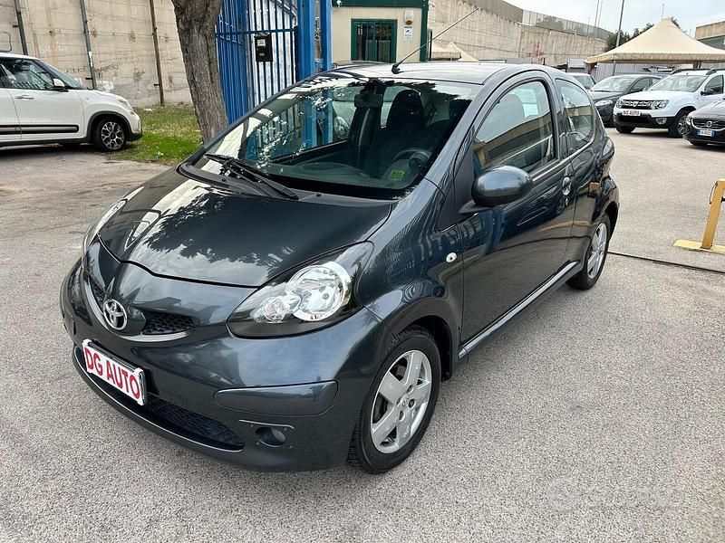 Usata Toyota Aygo 68 CV (50 kW) 2005 Grigio Utilitaria