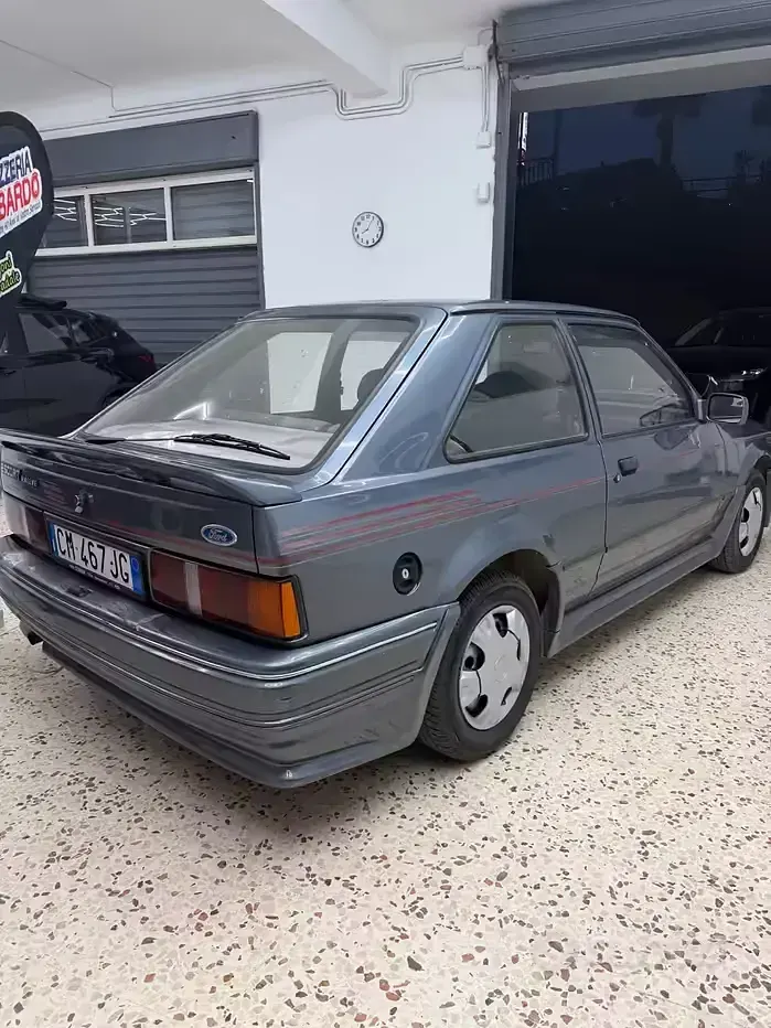 Usata Ford Escort 60 CV (44 kW) 1988 Grigio Berlina