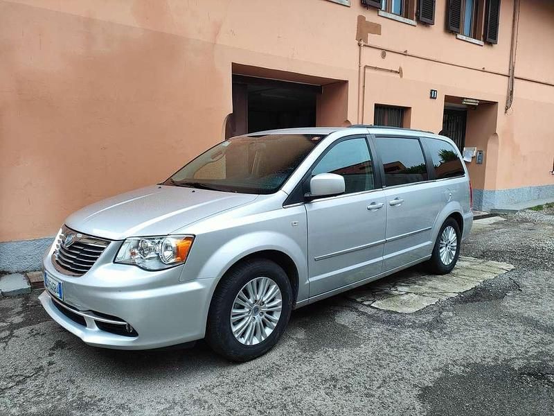 Usata Lancia Voyager Gold 163 CV (119 kW) 2012 Argento Monovolume