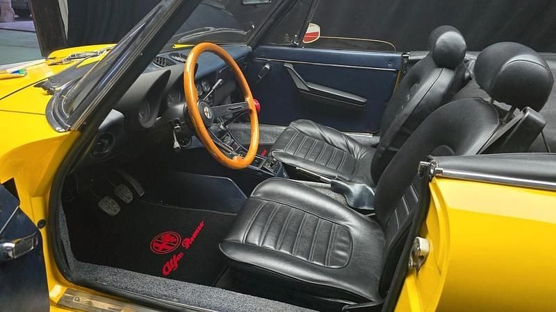 Begagnad Alfa Romeo Spider Veloce 131 HK (96 kW) 1982 Gul Cab