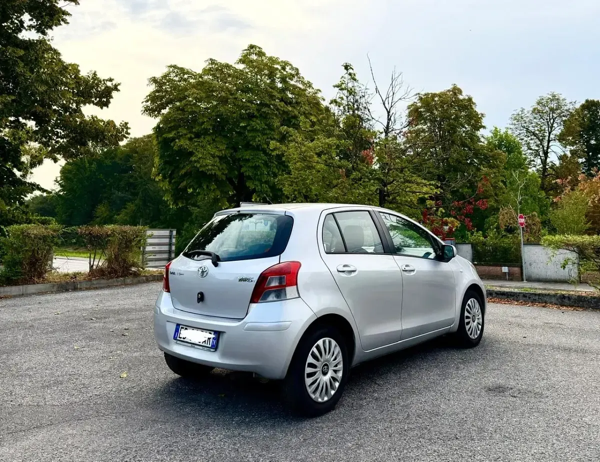 Usata Toyota Auris Active 99 CV (72 kW) 2011 Argento Utilitaria