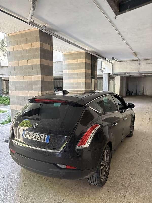 Usata Lancia Delta 120 CV (88 kW) 2012 Utilitaria