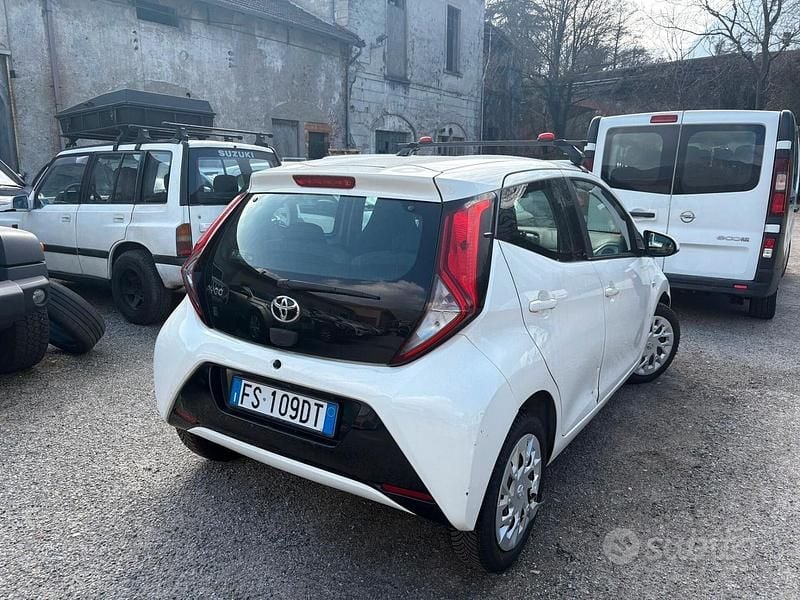 Usata Toyota Aygo Business Edition 72 CV (52 kW) 2018 Bianco Utilitaria