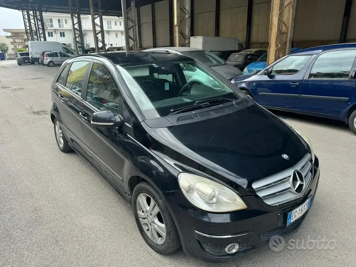 Usata Mercedes B160 95 CV (69 kW) 2011 Nero Utilitaria