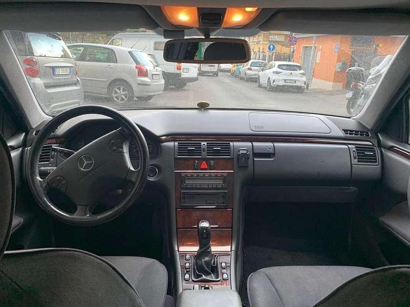 Usata Mercedes E200 163 CV (119 kW) 2001 Argento Berlina
