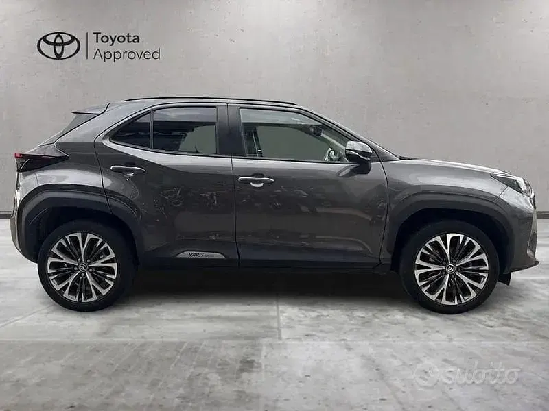 Usata Toyota Yaris Cross Lounge 116 CV (85 kW) 2022 Grigio SUV