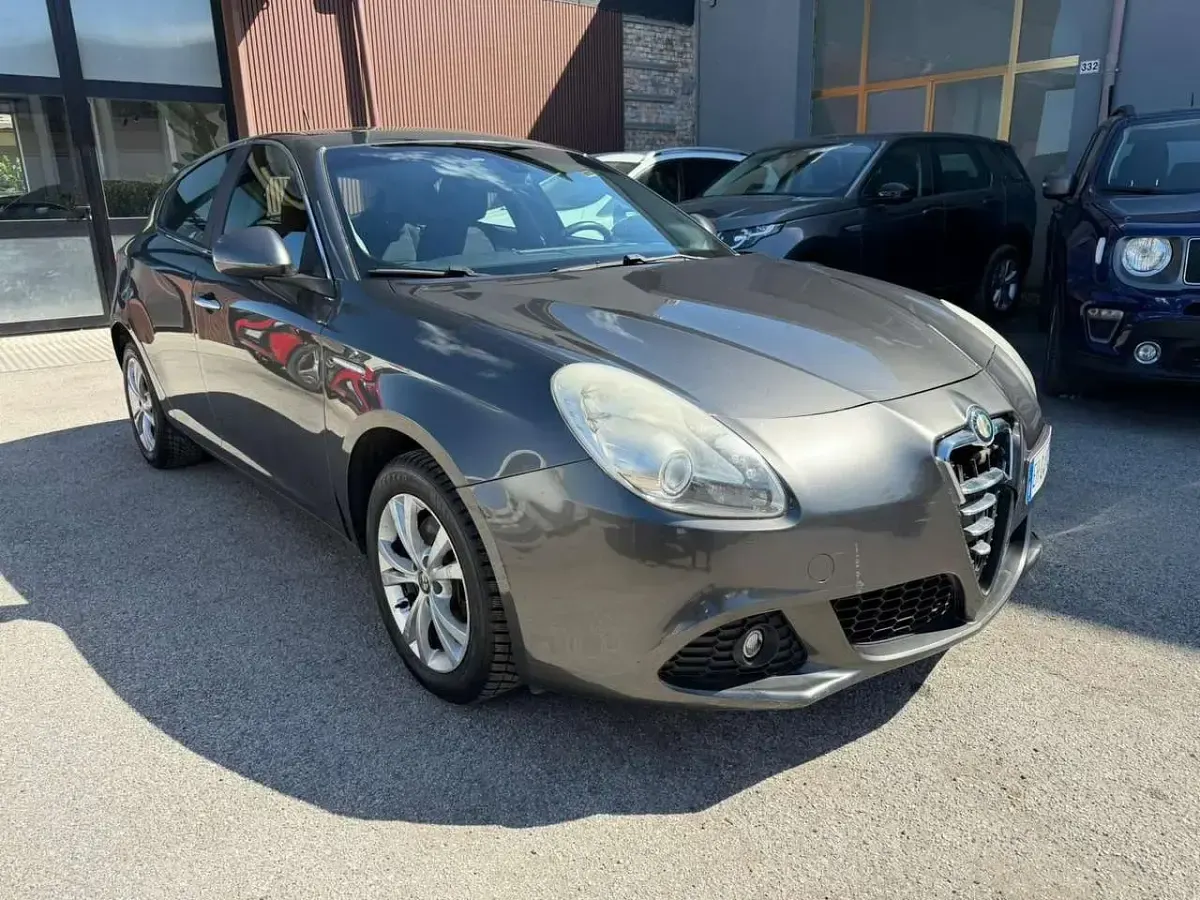 Usata Alfa Romeo Giulietta Distinctive 170 CV (125 kW) 2011 Grigio Utilitaria