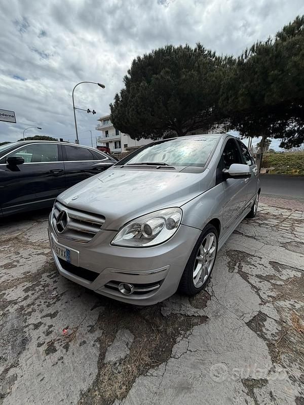 Usata Mercedes B200 140 CV (102 kW) 2011 Grigio Monovolume