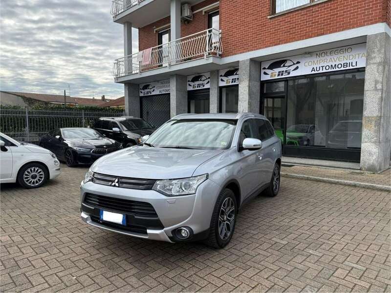 Usata Mitsubishi Outlander Instyle 150 CV (110 kW) 2016 Argento SUV