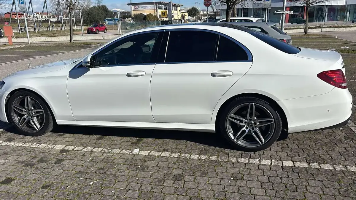 Usata Mercedes E220 AMG line 194 CV (142 kW) 2018 Berlina