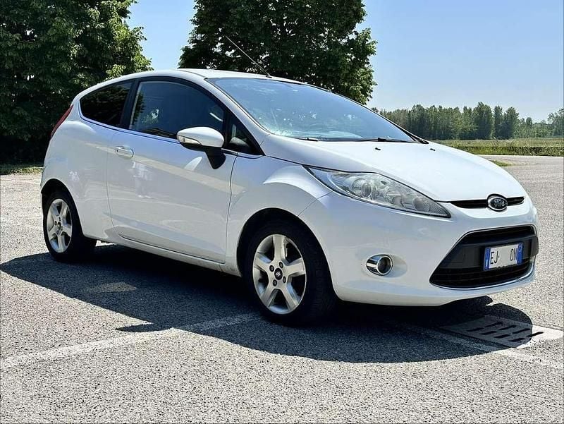 Usata Ford Fiesta Titanium 95 CV (69 kW) 2011 Bianco Berlina