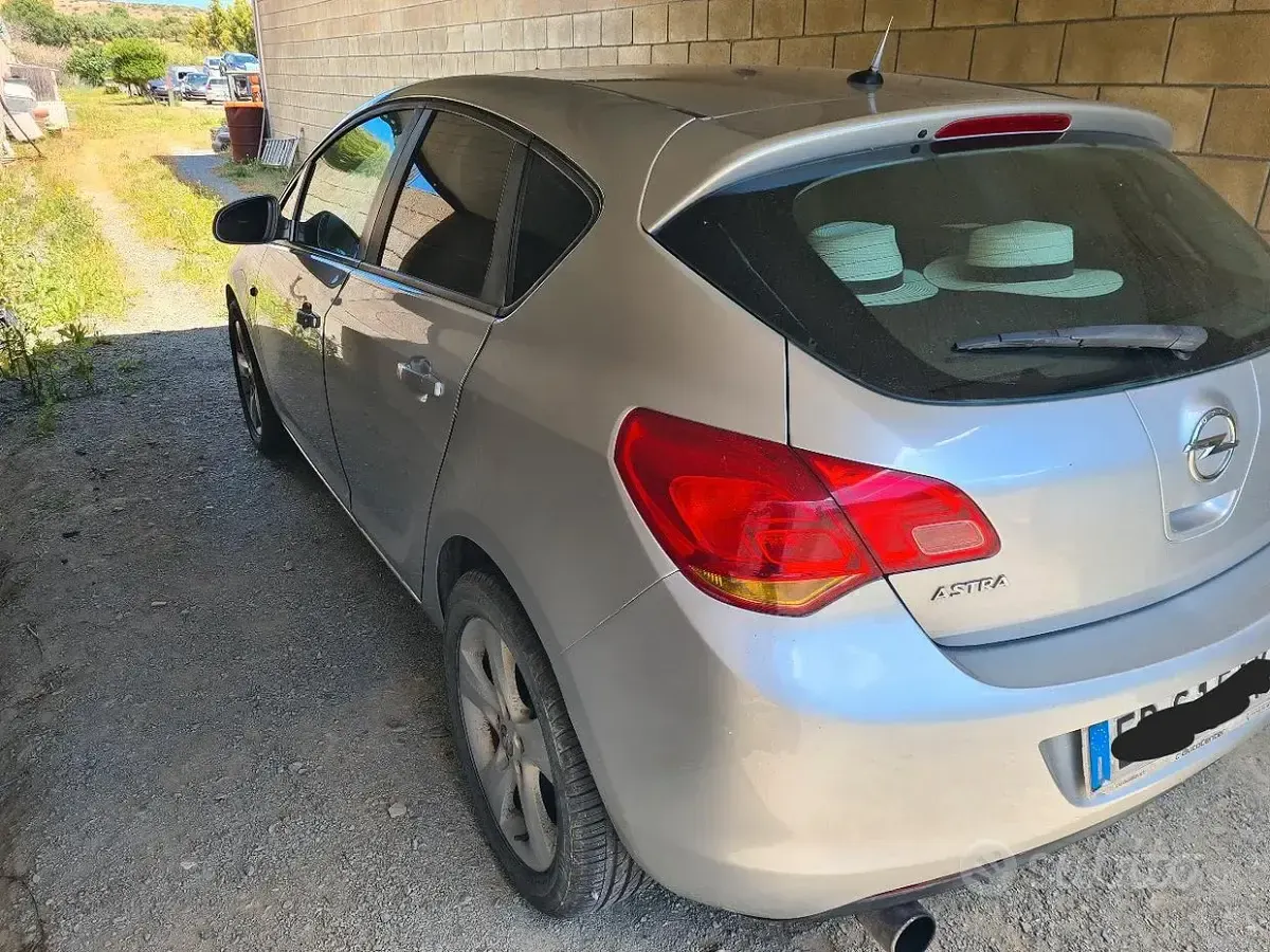 Usata Opel Astra 110 CV (80 kW) 2010 Grigio Berlina