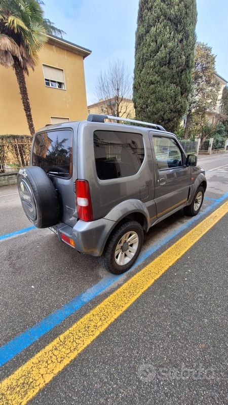 Usata Suzuki Jimny 86 CV (63 kW) 2010 Grigio SUV