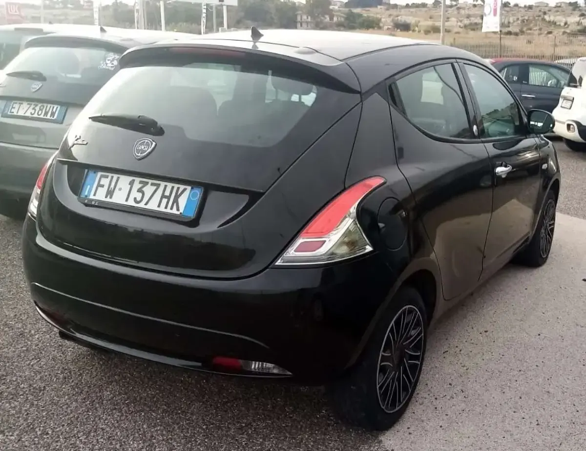 Usata Lancia Ypsilon Gold 69 CV (50 kW) 2019 Nero Utilitaria