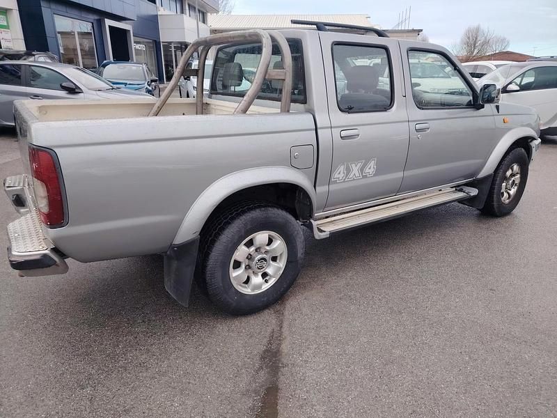 Usata Nissan Navara 103 CV (75 kW) 2001 Grigio Pick-up
