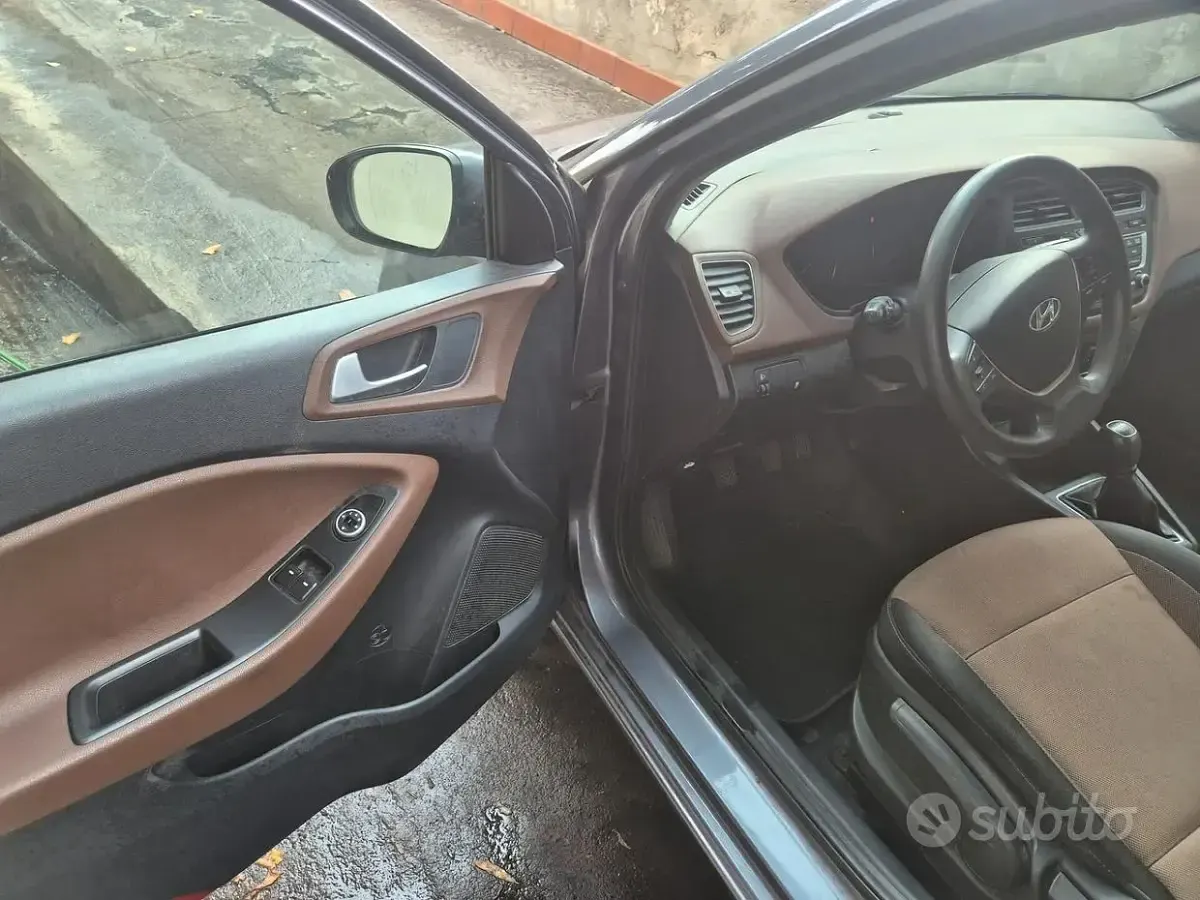 Usata Hyundai i20 84 CV (61 kW) 2016 Grigio Berlina