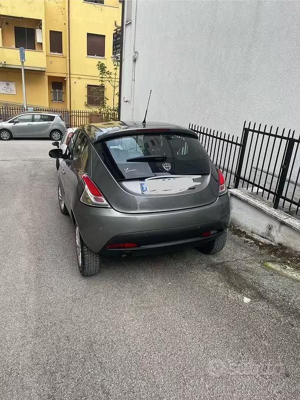 Usata Lancia Ypsilon 80 CV (58 kW) 2015 Grigio Utilitaria