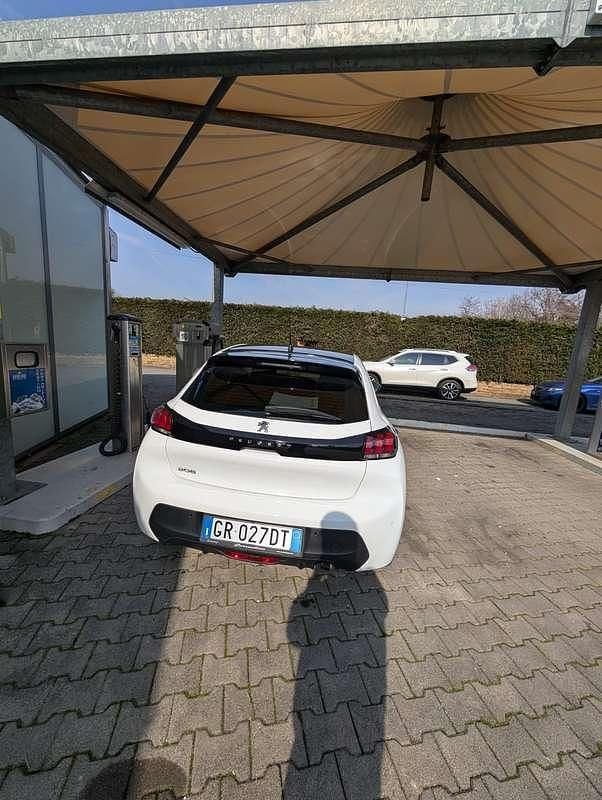 Usata Peugeot 208 Allure 75 CV (55 kW) 2023 Bianco Utilitaria