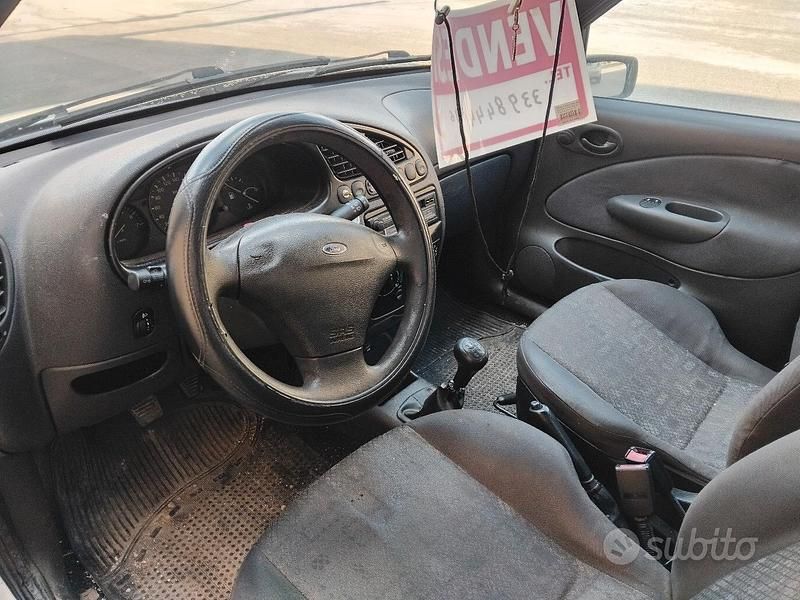 Usata Ford Fiesta 75 CV (55 kW) 2000 Grigio Utilitaria