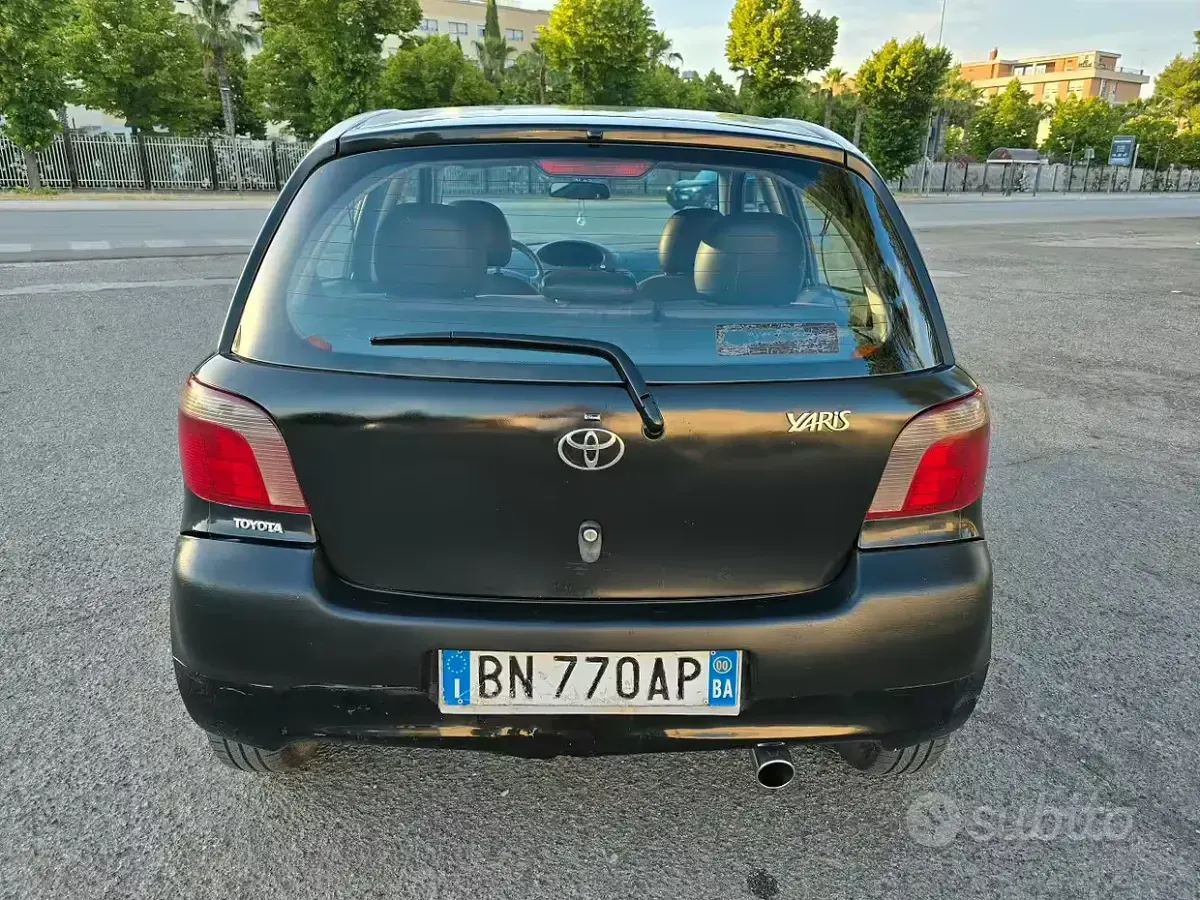 Usata Toyota Yaris 68 CV (50 kW) 2000 Nero Berlina