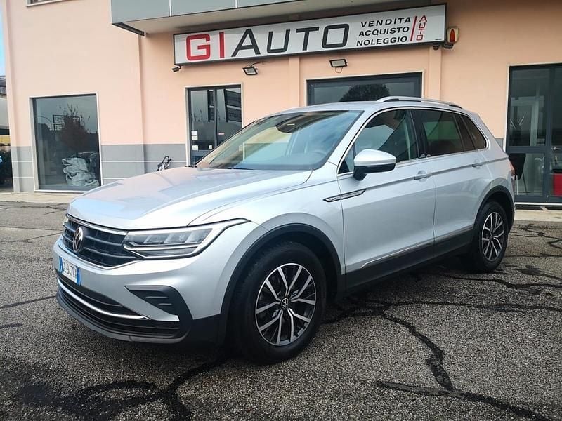 Argento Usata 2022 VW Tiguan Life SUV | 25.000 € (Buon prezzo) - Immagine 1/4