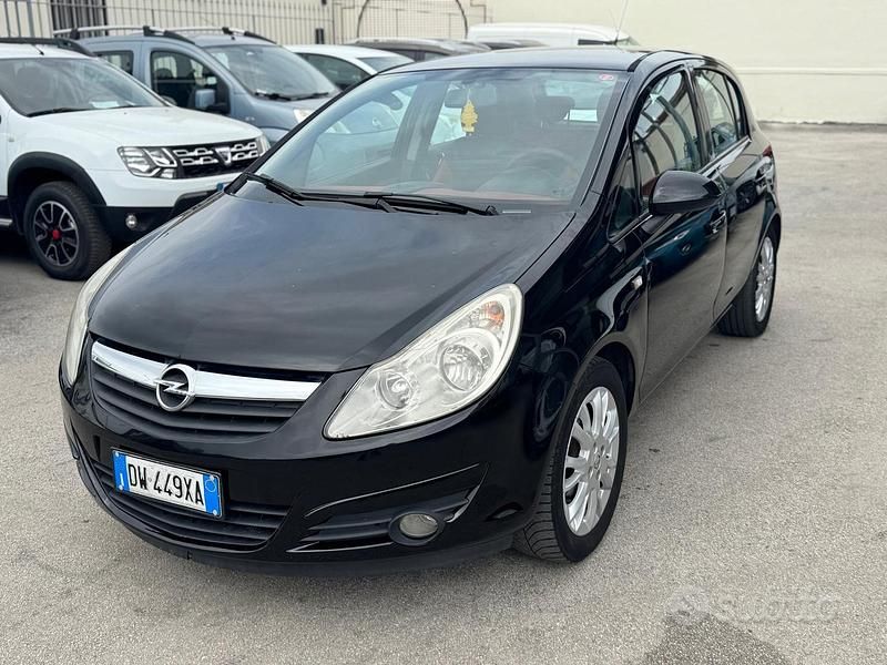 Viola Usata 2009 Opel Corsa Cosmo Tre volumi | 3500 € (Cara) - Immagine 1/4