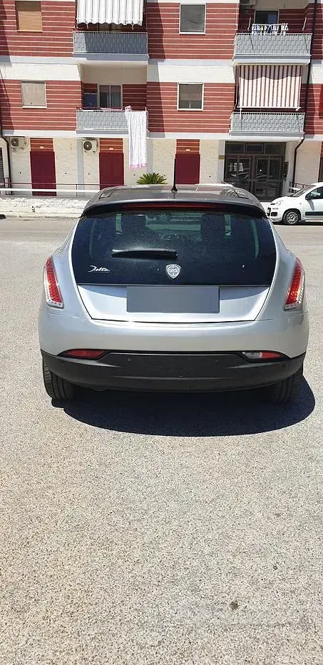 Usata Lancia Delta 120 CV (88 kW) 2009 Grigio Utilitaria