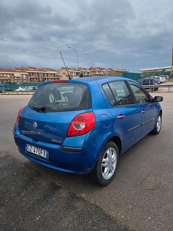 Usata Renault Clio II Luxe 70 CV (51 kW) 2006 Blu Berlina