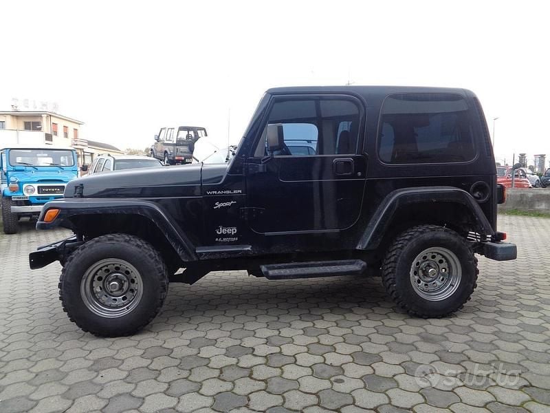 Usata Jeep Wrangler Sport 118 CV (86 kW) 1999 Nero SUV