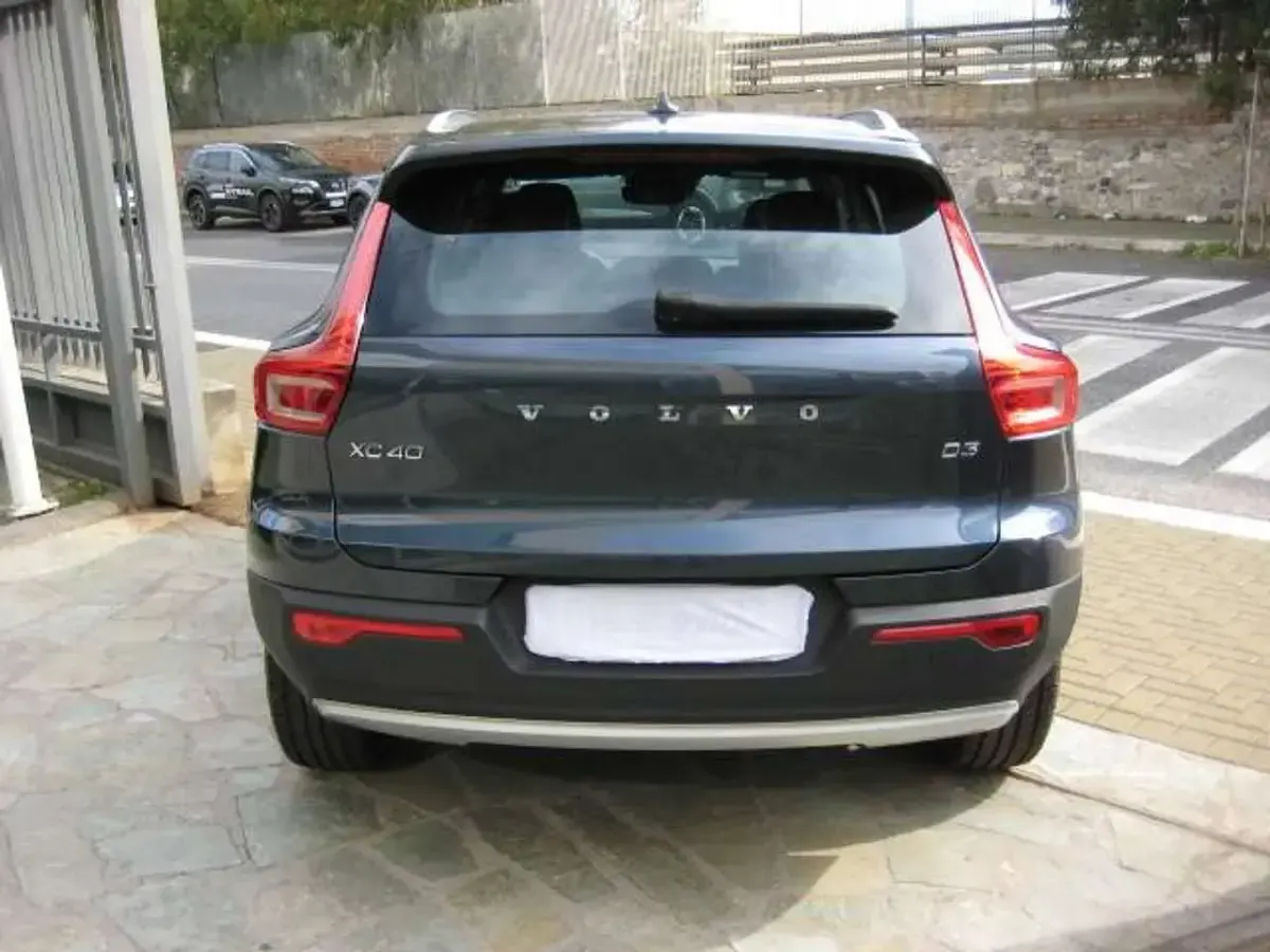 Usata Volvo XC40 Momentum 150 CV (110 kW) 2020 Denim blue (metallizzato) SUV