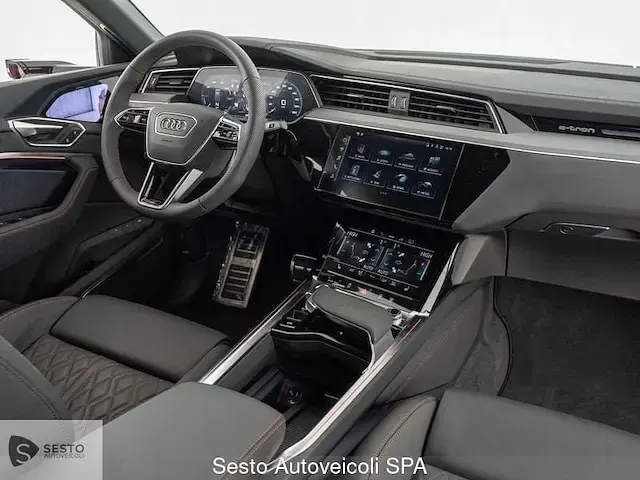 Usata Audi SQ8 e-tron Sport 369 kW (503 CV) 2024 Rosso soneira metallizzato SUV