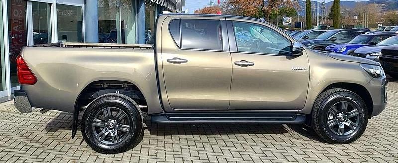 Nuova Toyota HiLux Lounge 204 CV (150 kW) 2026 Oxide bronze Pick-up