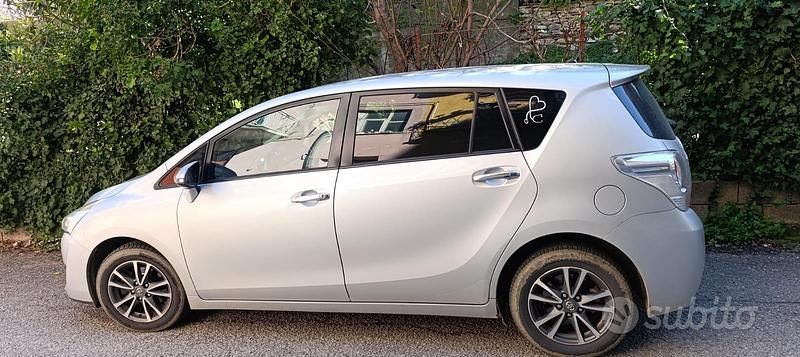 Usata Toyota Verso Active 111 CV (81 kW) 2014 Grigio Monovolume