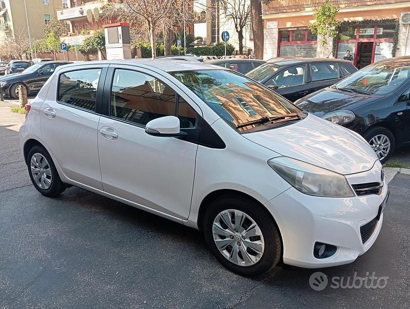 Usata Toyota Yaris Lounge 69 CV (50 kW) 2013 Bianco Utilitaria