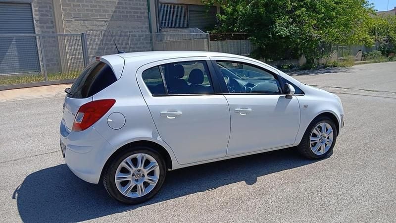 Usado Opel Corsa Edition 95 HP (69 kW) 2013 Branco Citadino