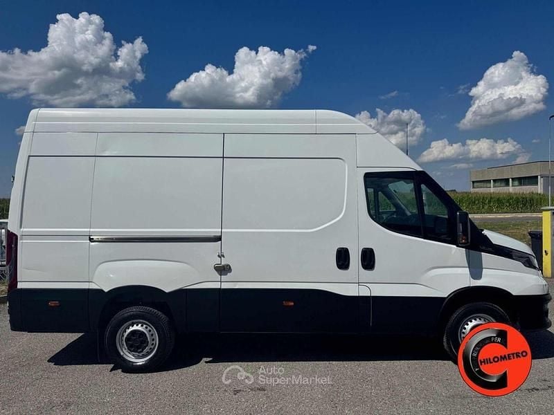 Usata Iveco Daily 156 CV (114 kW) 2021 Bianco pastello Berlina