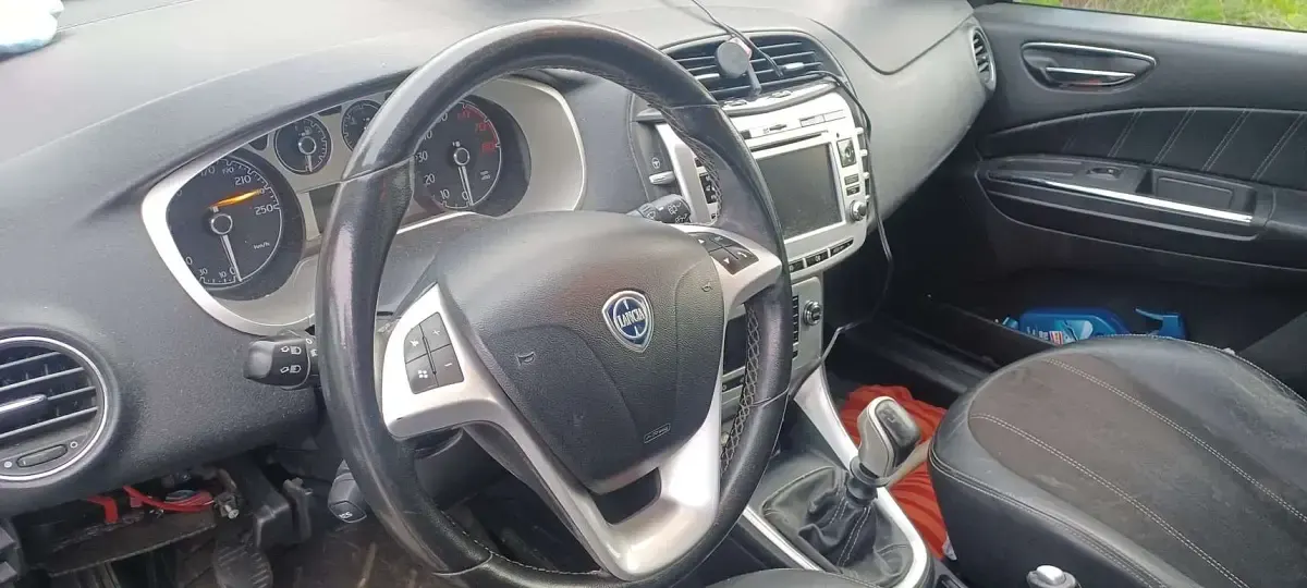 Usata Lancia Delta 120 CV (88 kW) 2010 Utilitaria