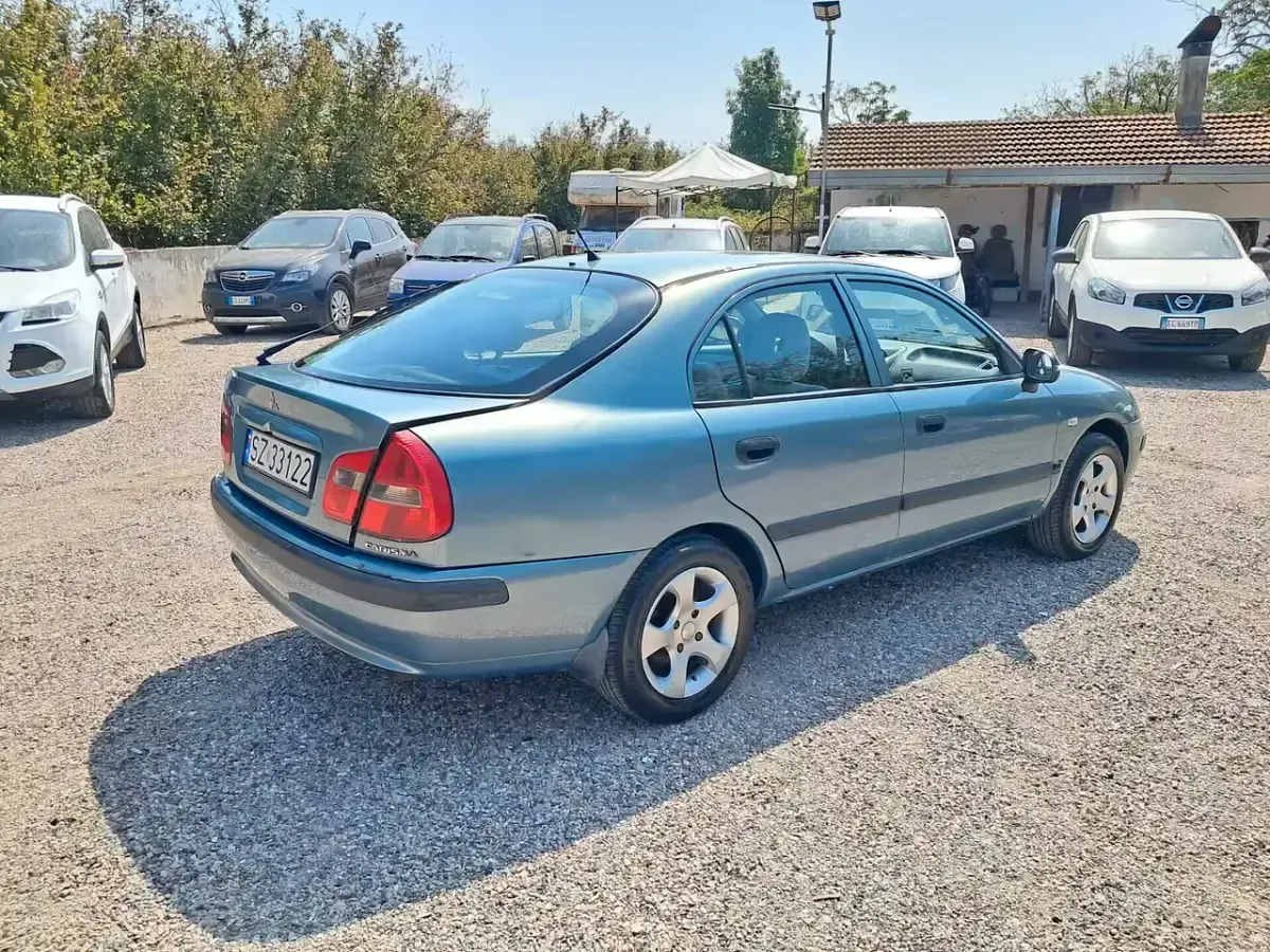Usata Mitsubishi Carisma 103 CV (75 kW) 2004 Verde Berlina