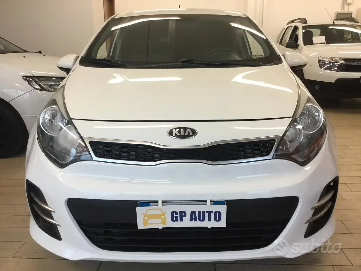 Usata Kia Rio 75 CV (55 kW) 2015 Bianco Berlina