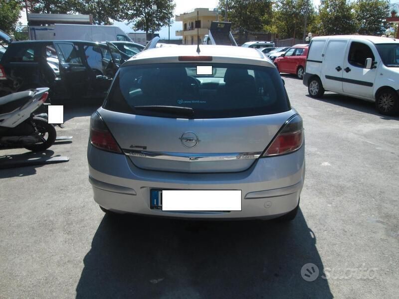 Usata Opel Astra Cosmo 101 CV (74 kW) 2007 Grigio Berlina