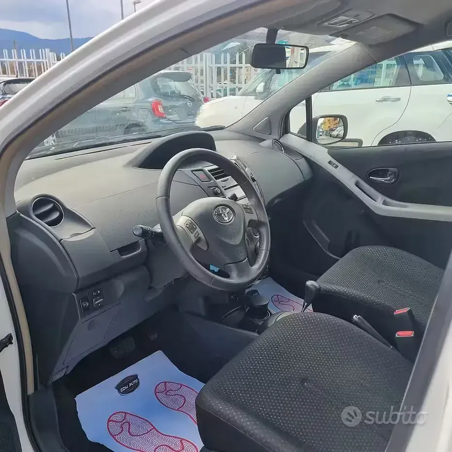 Usata Toyota Yaris Sol 100 CV (73 kW) 2011 Bianco Utilitaria