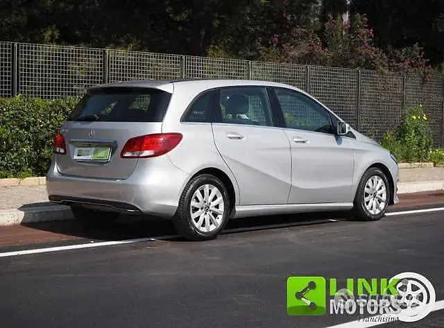 Usata Mercedes B180 109 CV (80 kW) 2018 Argento Utilitaria